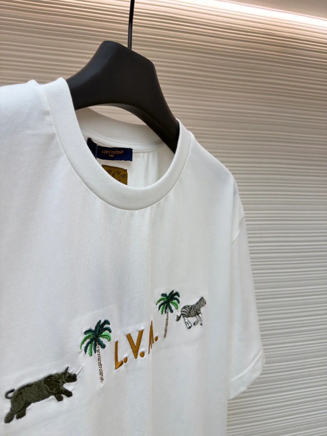 LOUIS VUITTON animal embroidery short-sleeved T-shirt ●Original version: Purchased and developed at 9350 ●Item number: 1682215-A05 ●Fabric: cotton fabric ●Technology: embroidery production ●Color: white ●Version: fitted version ●Weight: about 260 grams ●Size: XS-S-M-L ●Description: This embroidered short-sleeved T-shirt is made of high-end clothing technology. The fabric is made of 260g heavy-weight mercerized cotton. It has been treated with liquid ammonia mercerization to give the cotton a delicate luster. It is also anti-wrinkle and breathable, and its skin-friendliness and drape are greatly improved. The theme pattern on the chest adopts embroidery technology that combines Su embroidery flat stitch and seed embroidery. The animal and plant patterns show three-dimensional texture through different stitching methods. The letters are filled in with embroidery technology. The stitch density reaches 8 stitches per centimeter. The colors are full and the lines are neat. The embroidery edges are overlocked to avoid fuzzing. The neckline is reinforced with three needles and is paired with high-density rib fabric to keep it from loosening after long-term wear. The side seams of the body are seamlessly heat-pressed to reduce friction when worn. The overall style adopts a loose cut with slightly dropped shoulders, combined with three-dimensional cutting technology, which not only ensures wearing comfort, but also modifies the body line. The overall wiring is straight and delicate, the fabric is comfortable and soft, and the color is consistent without color difference. It can be matched with the same style to create a fashionable look and control various occasions. Customized accessories, complete with three standards, same style for men and women!